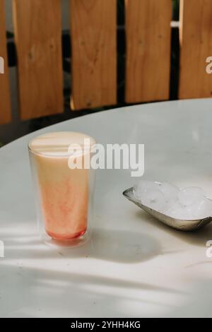 Ein Glas Mangoharzschüttel Stockfoto