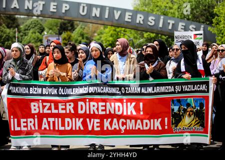 Gaziantep, Turkiye. Mai 2024. Universitätsstudenten in Gaziantep halten eine Solidaritätsdemonstration mit Palästinensern in Gaza ab und verurteilen gleichzeitig die laufende israelische Militäroffensive in der Küstenenklave. Die Teilnehmer schwenkten die palästinensische Flagge, warfen Banner, die westliche Unternehmen, die Israel unterstützen, verurteilten, und zeigten auch Unterstützung für pro-palästinensische Demonstranten auf College-Campus in den Vereinigten Staaten. Umhüllte Babymodelle wurden mit Blumen auf den Boden gelegt, um die große Zahl der in Gaza getöteten Kinder zu betrauern Stockfoto