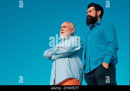Großvater mit Sohn im Park. Familiengeneration: Zukunftstraum und Menschenkonzept. Opa im Ruhestand. Vatertag. Stockfoto