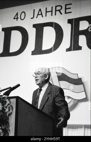 Erich Mückenberger, SED-Politbüromitglied und Präsident der Gesellschaft für Deutsch-Sowjetische Freundschaft DSF redet auf der festlichen Sitzung des Zentralvorstandes der Gesellschaft für Deutsch-Sowjetische Freundschaft anläßlich des bevorstehenden 40. Jahrestage der DDR-Gründung im Maxim Gorki Theater. *** Erich Mückenberger, Mitglied des SED-Politbüros und Präsident der Gesellschaft für deutsch-sowjetische Freundschaft DSF, spricht auf der feierlichen Sitzung des Zentralrats der Gesellschaft für deutsch-sowjetische Freundschaft anlässlich des bevorstehenden 40. Jahrestages der Gründung der DDR im Max Stockfoto