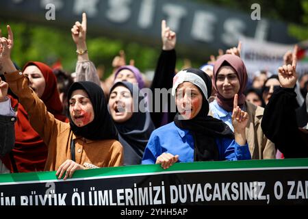 Gaziantep, Turkiye. Mai 2024. Universitätsstudenten in Gaziantep halten eine Solidaritätsdemonstration mit Palästinensern in Gaza ab und verurteilen gleichzeitig die laufende israelische Militäroffensive in der Küstenenklave. Die Teilnehmer schwenkten die palästinensische Flagge, warfen Banner, die westliche Unternehmen, die Israel unterstützen, verurteilten, und zeigten auch Unterstützung für pro-palästinensische Demonstranten auf College-Campus in den Vereinigten Staaten. Umhüllte Babymodelle wurden mit Blumen auf den Boden gelegt, um die große Zahl der in Gaza getöteten Kinder zu betrauern Stockfoto
