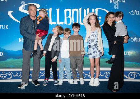 Alec Baldwin, Maria Lucia Baldwin, Leonardo Baldwin, Romeo Baldwin, Rafael Baldwin, Carmen Baldwin, Hilaria Baldwin und Eduardo Baldwin bei der Premiere des Netfilx Animationsfilme 'Spellbound' im Pariser Theater. New York, 11.11.2024 Stockfoto