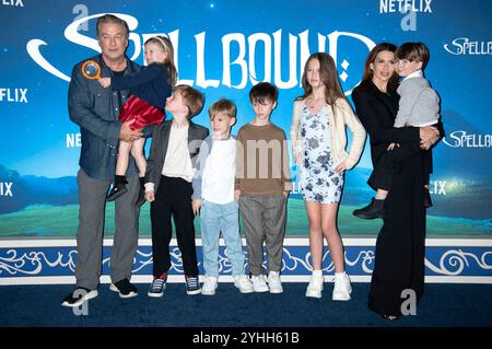 Alec Baldwin, Maria Lucia Baldwin, Leonardo Baldwin, Romeo Baldwin, Rafael Baldwin, Carmen Baldwin, Hilaria Baldwin und Eduardo Baldwin bei der Premiere des Netfilx Animationsfilme 'Spellbound' im Pariser Theater. New York, 11.11.2024 Stockfoto