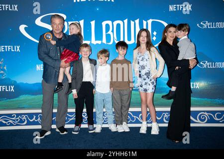 Alec Baldwin, Maria Lucia Baldwin, Leonardo Baldwin, Romeo Baldwin, Rafael Baldwin, Carmen Baldwin, Hilaria Baldwin und Eduardo Baldwin bei der Premiere des Netfilx Animationsfilme 'Spellbound' im Pariser Theater. New York, 11.11.2024 Stockfoto