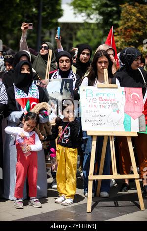 Gaziantep, Turkiye. Mai 2024. Universitätsstudenten in Gaziantep halten eine Solidaritätsdemonstration mit Palästinensern in Gaza ab und verurteilen gleichzeitig die laufende israelische Militäroffensive in der Küstenenklave. Die Teilnehmer schwenkten die palästinensische Flagge, warfen Banner, die westliche Unternehmen, die Israel unterstützen, verurteilten, und zeigten auch Unterstützung für pro-palästinensische Demonstranten auf College-Campus in den Vereinigten Staaten. Umhüllte Babymodelle wurden mit Blumen auf den Boden gelegt, um die große Zahl der in Gaza getöteten Kinder zu betrauern Stockfoto