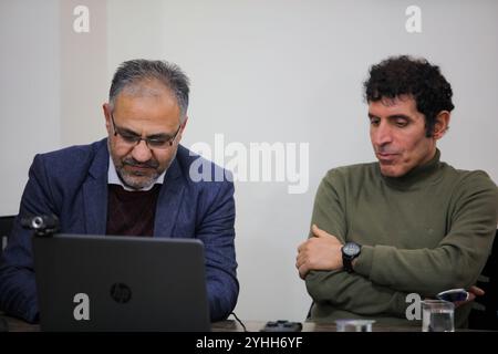 Gaziantep, Turkiye. 20. Dezember 2023. In der südtürkischen Stadt Gaziantep findet ein Symposium mit dem Titel "die Rolle und Wirkung von Bildern und Nachrichten in den Medien bei der Steuerung der öffentlichen Meinung" statt. Der Gastredner, Journalist und Filmemacher Medyan Dairieh, hielt einen Vortrag zu diesem Thema. Die Veranstaltung wurde von der Allgemeinen Union arabischer Schriftsteller und der Nationalen Reformpartei organisiert und von Ahmad Alhamoud präsentiert Stockfoto