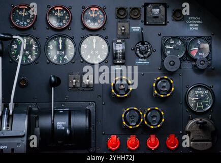 Cockpit eines Militärbombers Stockfoto