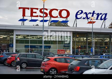 Tesco Extra Supermarkt in Antrim, Nordirland Stockfoto