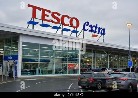 Tesco Extra Supermarkt in Antrim, Nordirland Stockfoto