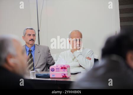 Gaziantep, Turkiye. 20. Dezember 2023. In der südtürkischen Stadt Gaziantep findet ein Symposium mit dem Titel "die Rolle und Wirkung von Bildern und Nachrichten in den Medien bei der Steuerung der öffentlichen Meinung" statt. Der Gastredner, Journalist und Filmemacher Medyan Dairieh, hielt einen Vortrag zu diesem Thema. Die Veranstaltung wurde von der Allgemeinen Union arabischer Schriftsteller und der Nationalen Reformpartei organisiert und von Ahmad Alhamoud präsentiert Stockfoto