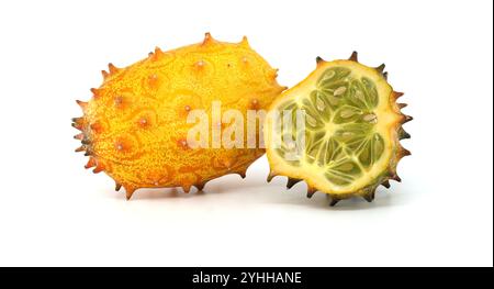 Nahaufnahme von knalligen Orangen-Kiwano-Früchten mit einer scharfen Außenseite. Das Bild zeigt seine einzigartige Textur und lebendige Farben, einschließlich des grünen Innenraums Stockfoto