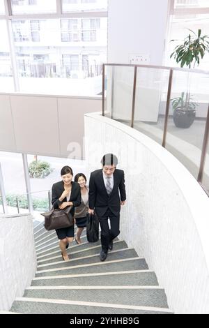 Geschäftsmann und Kollege steigen die Treppe hinauf Stockfoto