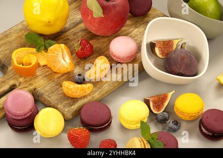 Die lebhafte Szene eines Tisches mit einer Auswahl an Macaronen und Früchten lässt einen Ort für einen köstlichen und gesunden Snack erscheinen, der den Schwerpunkt auf natürliche Lebensmittel legt Stockfoto