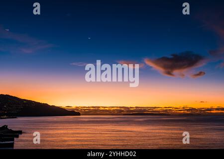 Sonnenaufgang über dem Hafen von Funchal, Madeira, Portugal Stockfoto