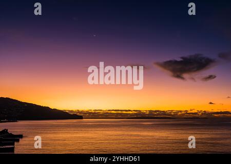 Sonnenaufgang und Sonnenaufgang über dem Hafen von Funchal, Madeira, Portugal Stockfoto