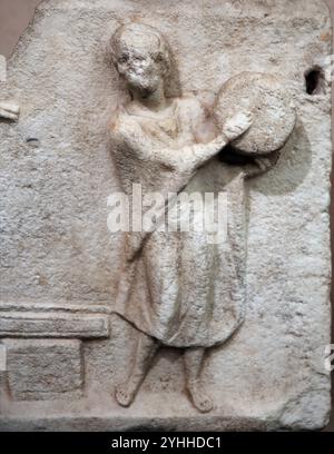 Römischer Sarkopahgus von Titus Flavius Trophimas. Relief einer Tänzerin und eines dargestellten Spielers. 2. Jahrhundert n. Chr. Von Ostia. Italien. Nationales Römisches Museum. Rom. Stockfoto