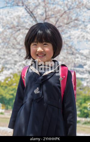 Grundschule - Beginn - Erinnerungsfoto unter Kirschblüten Stockfoto