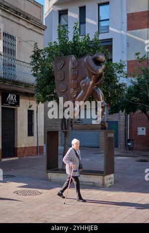 Montcada i Reixac. Spanien - 12. November 2024: Urbane Szene mit der Bronzeskulptur La für A de la Terra in Moncada i Reixac, Katalonien, mit nahe Stockfoto