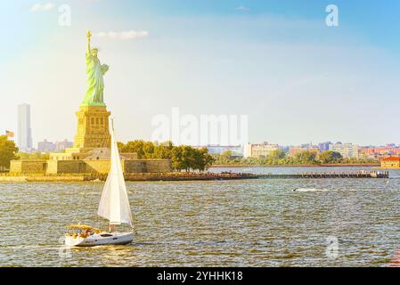 Freiheitsstatue (Liberty erleuchten die Welt) in der Nähe von New York und Manhattan. USA. Stockfoto