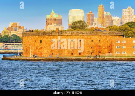 Blick auf die Skyline von Castle Williams von Wasser, auf Governors Island National Monument. New York, USA. Stockfoto