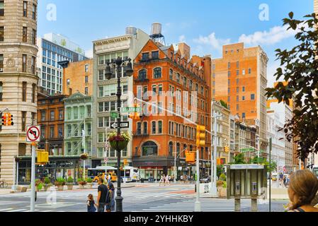 New York, USA - 05. September 2017: Urban Skyline von New York. Kreuz von East 23. Straße und Broadway, Autos, Menschen und Touristen. Stockfoto