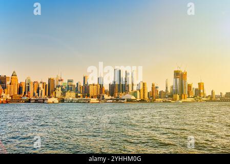 New York, USA - September 06, 2017: Blick auf die Skyline der Wolkenkratzer von Wasser, von Newark nach Manhattan, NY. New York City ist die Hauptstadt von Amerika Stockfoto