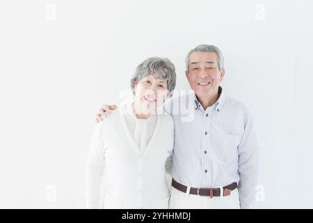Paare mittleren Alters kuscheln Stockfoto