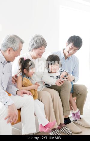Großvater, Großmutter, Sohn und zwei Enkelinnen Stockfoto