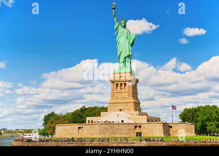 Freiheitsstatue (Liberty erleuchten die Welt) in der Nähe von New York und Manhattan. USA. Stockfoto