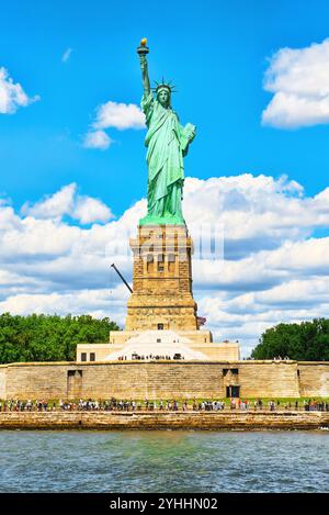 Freiheitsstatue (Liberty erleuchten die Welt) in der Nähe von New York und Manhattan. USA. Stockfoto