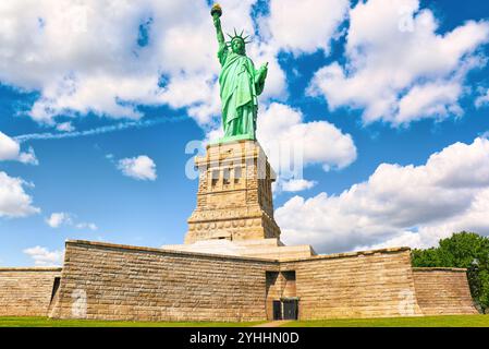Freiheitsstatue (Liberty erleuchten die Welt) in der Nähe von New York und Manhattan. USA. Stockfoto