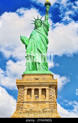 Freiheitsstatue (Liberty erleuchten die Welt) in der Nähe von New York und Manhattan. USA. Stockfoto