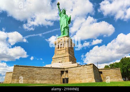 Freiheitsstatue (Liberty erleuchten die Welt) in der Nähe von New York und Manhattan. USA. Stockfoto