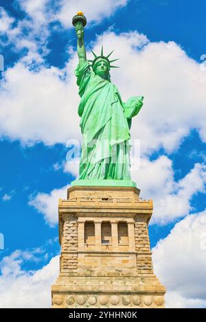 Freiheitsstatue (Liberty erleuchten die Welt) in der Nähe von New York und Manhattan. USA. Stockfoto