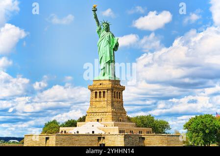 Freiheitsstatue (Liberty erleuchten die Welt) in der Nähe von New York und Manhattan. USA. Stockfoto