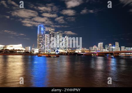 Panoramafoto von Miami bei Nacht. Bayside Marketplace Miami Downtown hinter MacArthur Causeway vom Venetian Causeway. Stockfoto