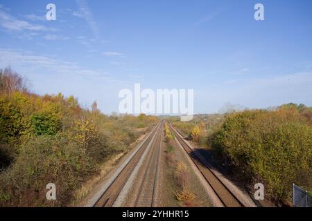 Gerade Bahnlinien auf dem Land Stockfoto