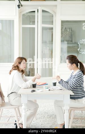 Eine junge Frau probiert Proben aus Stockfoto