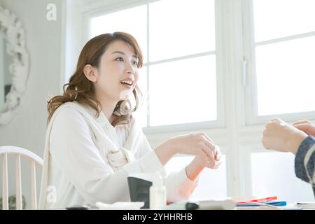 Eine junge Frau probiert Proben aus Stockfoto