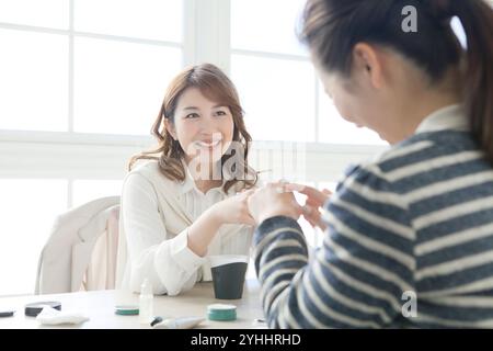 Zwei junge Frauen probieren Proben aus Stockfoto