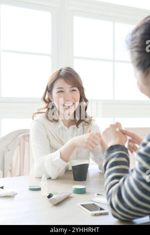 Zwei junge Frauen probieren Proben aus Stockfoto