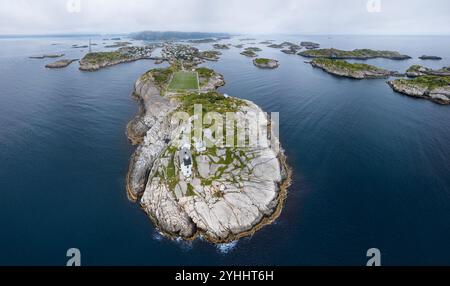 Panoramablick aus der Vogelperspektive auf das Fischerdorf henningsvaer (Lofoten, Norwegen) Stockfoto