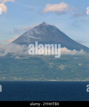 Vulkan Mount Pico auf der Insel Pico - Blick am Abend von Sao Jorge, Azoren Stockfoto