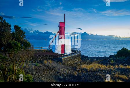 Alte Windmühle Moinho da Urzelina in Urzelina bei Nacht (Sao Jorge, Azoren) Stockfoto