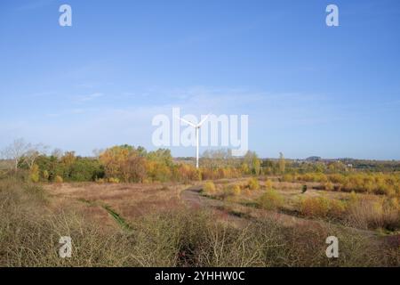 Windenergieanlage in Ödland Stockfoto