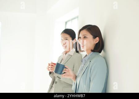 Zwei Frauen im Alter von 20 machen eine Pause Stockfoto