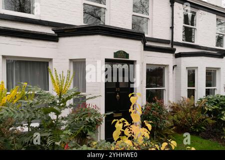 Cranford House, Gaskell Avenue. Bucht Fenster eines Reihenhauses. Knutsford, Cheshire, Großbritannien Stockfoto