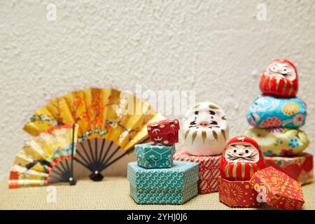 Mini-Daruma-Puppen, eine Kiste aus Chiyogami-Papier und ein Handball Stockfoto