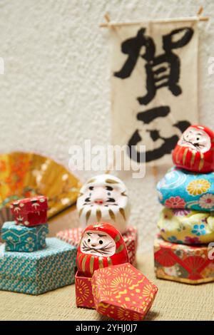 Mini-Daruma-Puppen, eine Kiste aus Chiyogami-Papier und ein Handball Stockfoto