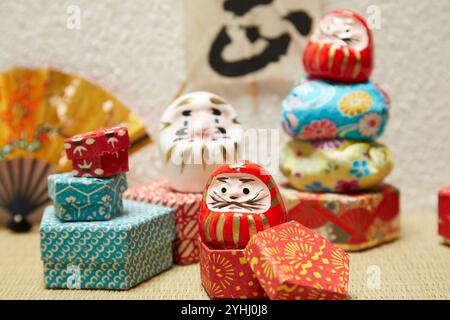 Mini-Daruma-Puppen, eine Kiste aus Chiyogami-Papier und ein Handball Stockfoto
